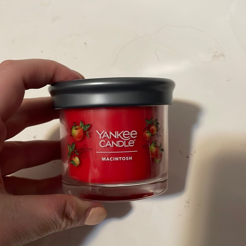 New Yankee Candle Macintosh 4.1oz